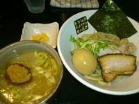 「トリウオツケメン味玉のせ￥880＋にんにく￥20＝￥900」@トリシオブットイメン 井の庄の写真