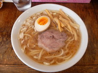 「ラーメン　７００円＋替え玉　１００円」@らーめん日吉の写真