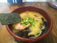 「味玉鶏白そば（黒）＋大盛  780+100=880円」@麺屋たつみ 喜心 狭山店の写真