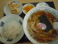 「ラーメン＋ギョウザ(3ヶ)＋半ライスセット　700円」@北京飯店の写真