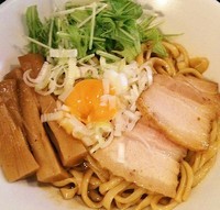 「地鶏脂の油そば玉子付き（卵黄）750円」@音麺酒家 楽々の写真