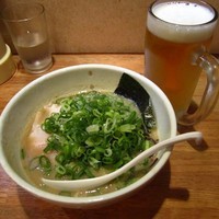 「鶏の骨ラーメン700円九条ネギ150円替玉100円生中×2」@鶏の骨の写真
