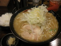 「味噌ラーメン（７９０円）野菜・にんにく増し・ライスサービス」@麺処 花田 上野店の写真