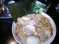 「背脂煮干し特製ラーメン（大盛）960円」@肉煮干し中華そば さいころの写真