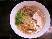 「肉煮干しラーメン（白）750円」@極肉煮干あかこっこの写真