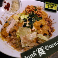 「本気のまぜそば（並）《冷やしまぜそば》 850円」@ジャンクガレッジ 東京ラーメンストリートの写真