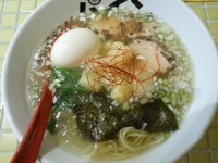 「冷やしパイナップルラーメン＋味付玉子」@パイナップルラーメン屋さん パパパパパインの写真