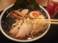 「（芳醇醤油）らーめん・フルトッピング」@せたが屋 東京ドームシティ店の写真