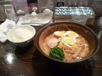 「一三五　７００円＋ｻｰﾋﾞｽ　味玉・半ライス」@天虎の写真