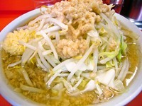 「小・麺少なめ［ﾆﾝﾆｸｱﾌﾞﾗ］（650円）」@ラーメン二郎 神田神保町店の写真