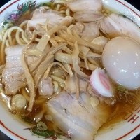 「肉煮干し中華そば（半熟味付け玉子トッピング）」@肉煮干し中華そば さいころの写真