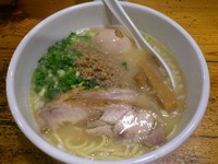 「白鶏らーめん￥680＋半熟味付け玉子￥100＝￥780」@鶏の穴の写真