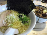 「背脂、魚介の塩ラーメン＋牛スジ、キャベツごはん」@梨の花の写真