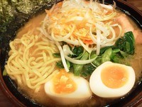 「ねぎ玉ラーメン大盛」@Y's Dining Barの写真