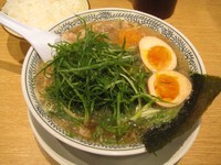 「ドッカンねぎ肉そば(半熟煮玉子入り)924円＋白飯(中)126円」@丸源ラーメン 宮前平店の写真
