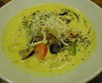 「季節野菜のグリーンカレーラーメン　７５０円」@自然派レストラン グレイト（GR8）の写真