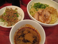 「冷し辛つけ麺(大盛り)600円＋そぼろライス100円」@風龍.MAX 新橋店の写真