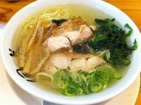 「炭火焼地鶏塩らーめん (850円)」@新宿めんや 風花 本店の写真