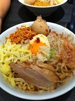 「特製まぜそば　中　【1050円】」@ジャンクガレッジ 東京ラーメンストリートの写真