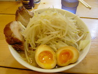 「らーめん680円 味玉100円 豚増1枚 （ヤサイ、アブラ）」@らーめん 影武者 外伝の写真