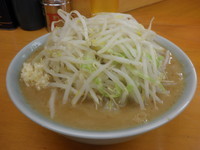 「ラーメン（７００円）野菜・にんにく」@ラーメン二郎 新橋店の写真