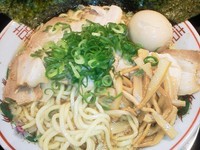 「背脂煮干し特製中華そば大盛（麺硬め）」@肉煮干し中華そば さいころの写真