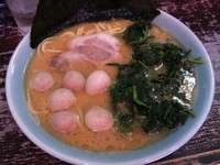 「ラーメン中＋うずら＋ほうれん草（￥750＋￥50＋￥50）」@横浜家系ラーメン ほどが家の写真