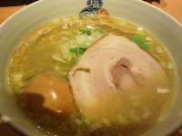「塩らーめん　白湯　大人の燻製味玉入り」@塩逸品 五代目けいすけ 本店の写真