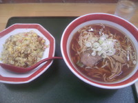 「ラーメンセット（ラーメン+焼き飯半分）（680円）」@中華料理 とんとん亭の写真