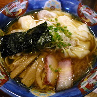 「特製ワンタン麺（肉、エビ半々づつ） 黒だし 950円」@八雲の写真