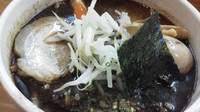「黒の月ラーメン＋くん製煮玉子　850円」@ラーメン厨房つきまるの写真
