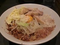 「まぜそば並（750円）+ぶた（200円）」@ジャンクガレッジ 東京ラーメンストリートの写真