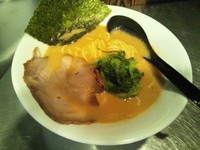 「ラーメン（並）680円（サービスライス）」@武鳳者（アウトロー）の写真