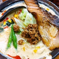 「まろやか豆乳味噌ラーメン+吊し焼き熱燻チャーシュー」@満天家 インターパーク店の写真