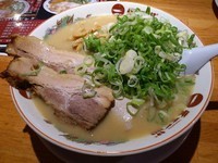 「こってりラーメン大盛り(九条ねぎ+豚バラチャーシュー)」@天下一品 甲府南店の写真