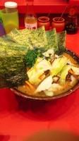 「ラーメン（麺固め）＋のり、野菜畑」@家系総本山 ラーメン吉村家の写真