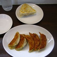 「ピラミッド餃子（１個）３９９円＋肉餃子（５個）」@遼順茶樓 オリオン通り店の写真