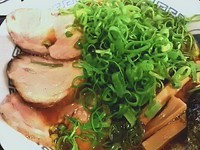 「醤油らぁ麺+【限定】欲張りダブル（終了)」@煮干 丸めの写真