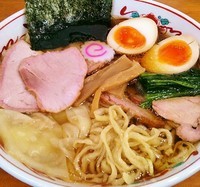 「焼豚ワンタン麺味玉入り1100円麺硬め」@とら食堂 松戸分店の写真