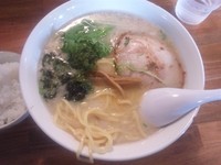 「白らーめん(中盛り)￥700＋半ライス￥100」@らーめんドラゴンの写真