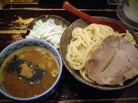 「つけめん（中盛り）＋チャー1枚＋ちょこっと野菜、計850円」@つけ麺専門店 三田製麺所 池袋西口店の写真