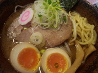 「中華そば（中太麺）+チャーシュー＋味玉」@中華そば 志の田の写真