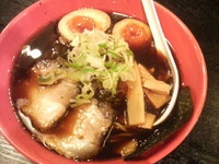 「富山ブラックらーめん＋味玉」@麺家いろは 京都駅ビル店の写真