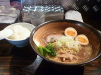 「一三五　７００円　ｻｰﾋﾞｽライス・味玉」@天虎の写真