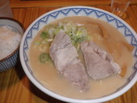 「ラーメン（７００円）ライス（１００円）」@とんぴととりの光龍益の写真