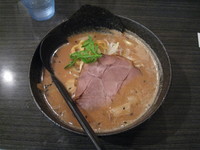 「赤味噌らーめん：８３０円」@北海道らーめん奥原流 久楽 EQUiA北千住店の写真