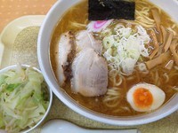 「ラーメン（大）￥６８０円　＋（火曜日サービス　プチヤサイ）」@大泉大勝軒の写真