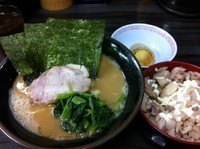 「ラーメン並＋まかない丼＋まかない玉子（計800円）」@横浜家系らーめん 武術家の写真