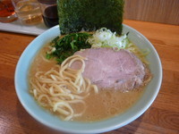 「醤油豚骨ラーメン並（650円）」@横浜ラーメン とんこつ家 平須店の写真