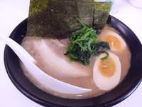 「豚骨醤油らーめん(大)+味玉」@横浜ラーメン 一家 伊勢崎店の写真